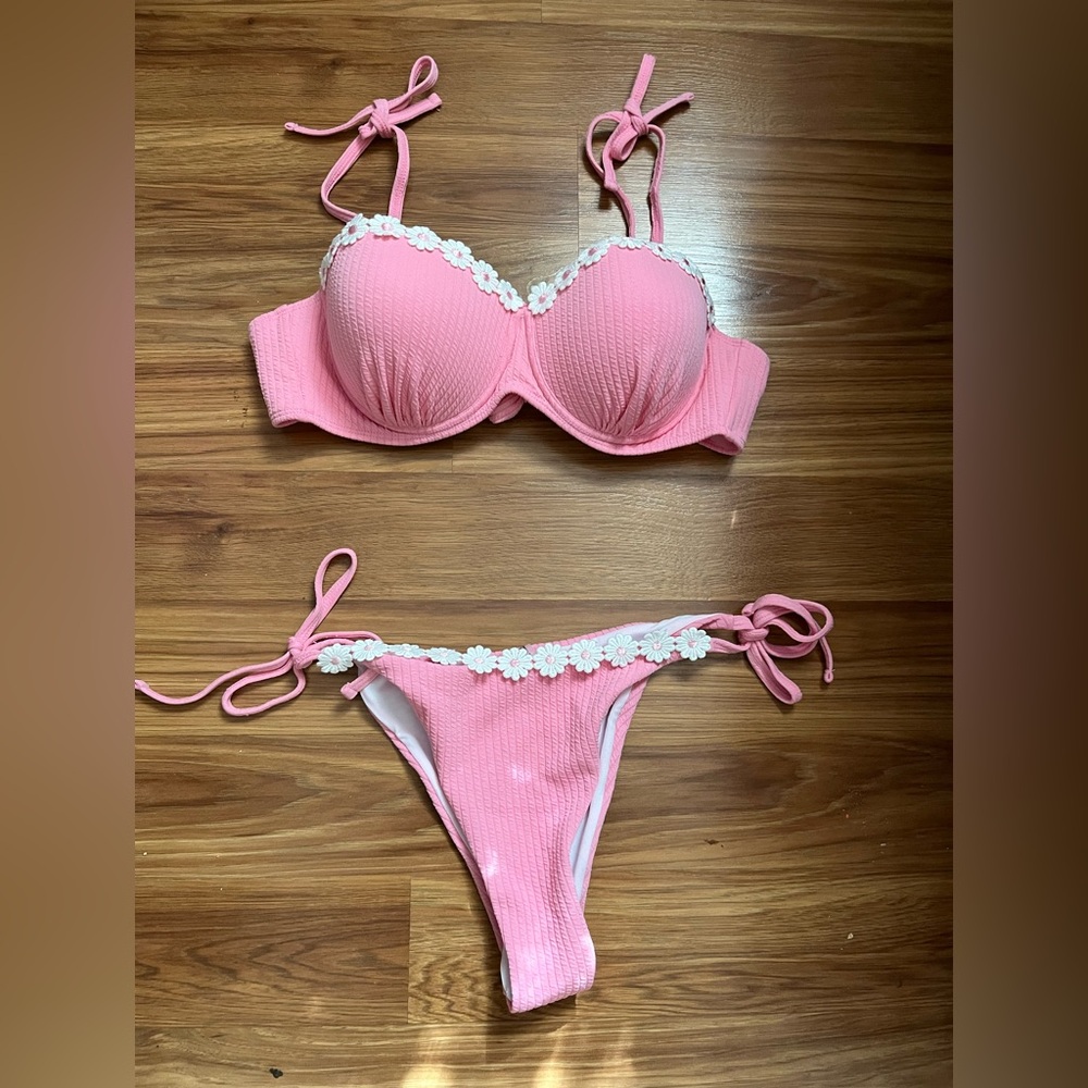 NWOT SHEIN pink bikini with daisy trim L